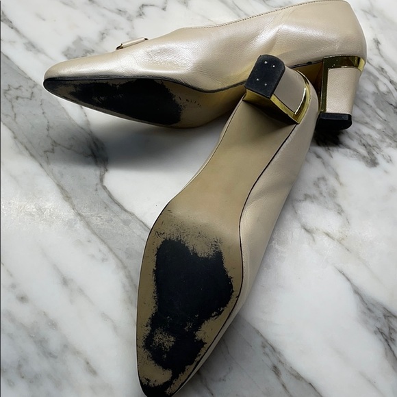 Sz 8.5 Magdesians 2” heel with gold buckle & trim - Picture 4 of 5